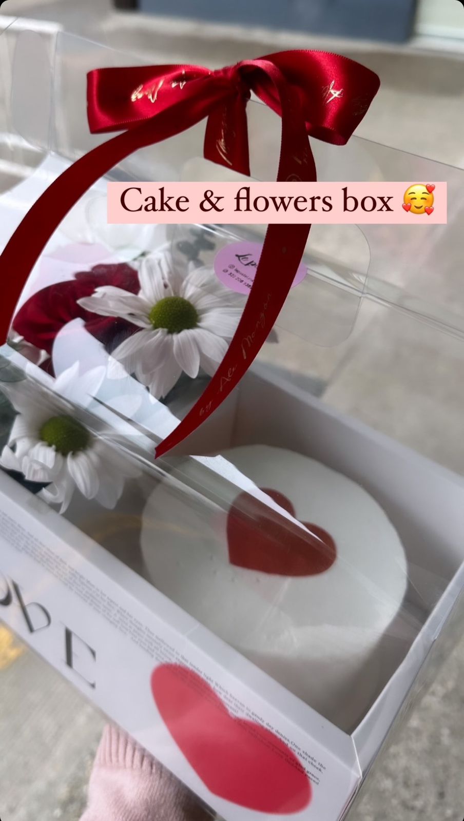 Caja de flores con pastel o panes
