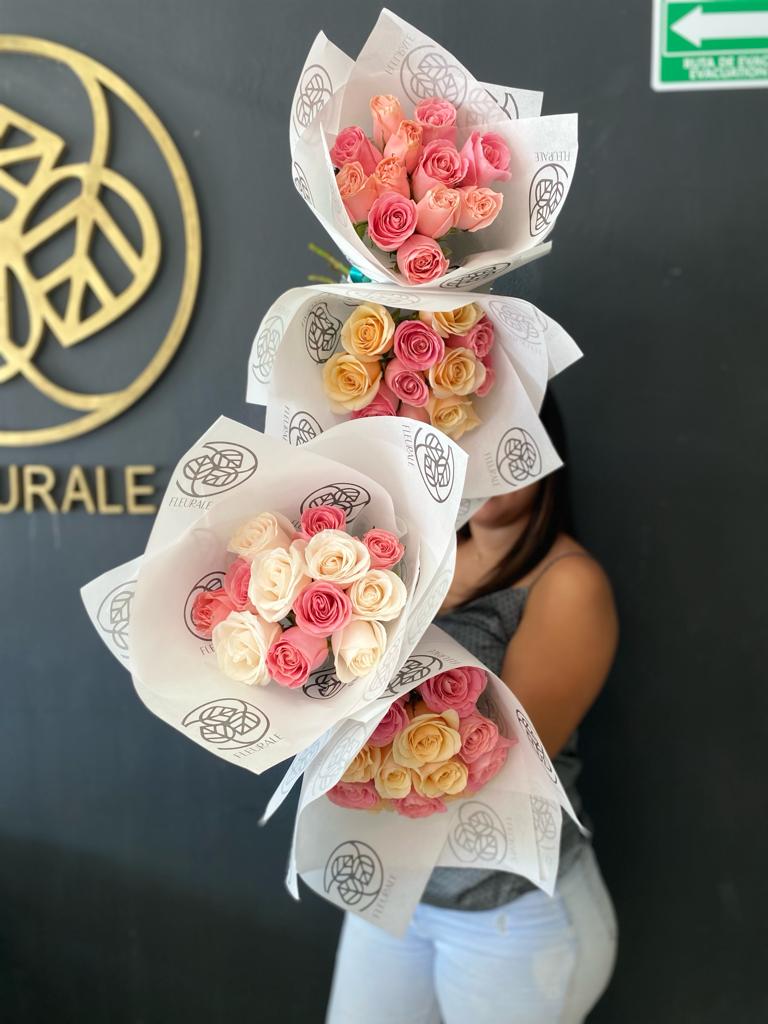 Bouquet de rosas mixtas, a partir de 36 rosas, en caso de que desee mix en menor cantidad favor de contactarnos para indicar disponibilidad.