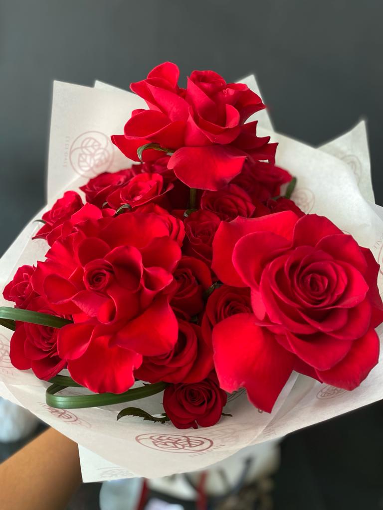 Bouquet con rosas en reflex